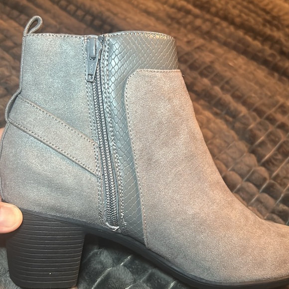 NEW Croft & Barrow Ortholite Suede Gray Ankle Boots Women’s, Size 8M - Picture 12 of 16